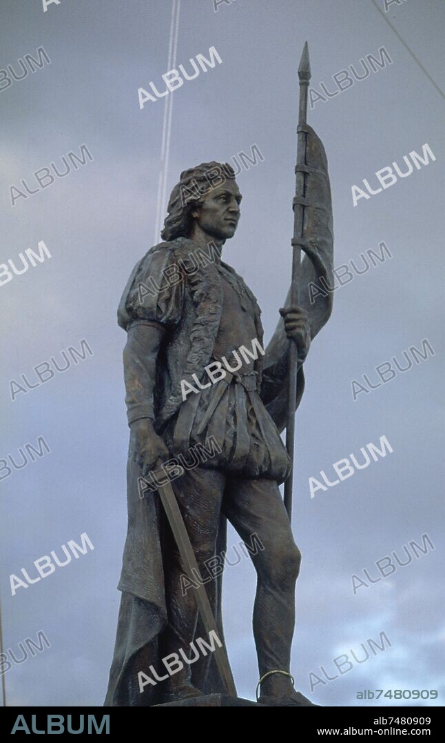BARCO CON LA ESCULTURA DE CRISTOBAL COLON EN CUBIERTA.