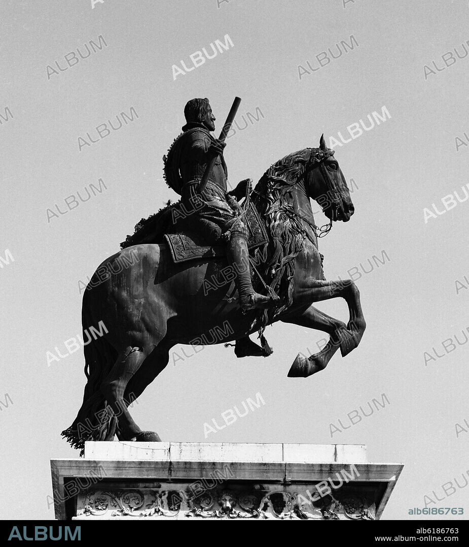 PIETRO TACCA. ESTATUA ECUESTRE DE FELIPE IV - SIGLO XVII - FOTOGRAFIA EN BLANCO Y NEGRO - AÑOS 60.