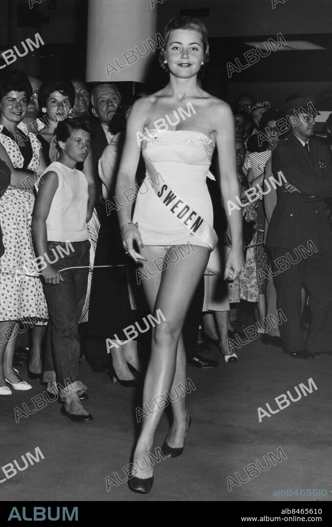 LOS ANGELES 1955-07-24. Miss Sweden, Hillevi Rombin visar upp sig i baddräkt under Miss Universumtävlingen i Los Angeles 1955.. Foto: Prb / SCANPIX SCANPIX kod 190.