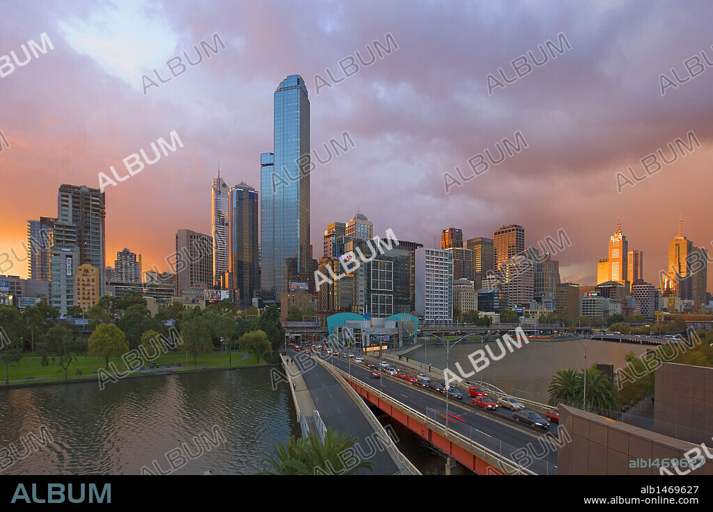 AUSTRALIA. MELBOURNE. Vista al atardecer del "KINGS BRIDGE" sobre el RIO YARRA, con las TORRES RIALTO, al fondo. Estado de Victoria.
