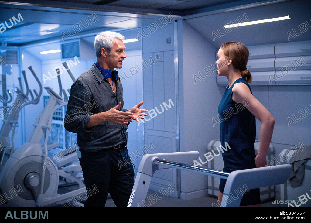 LILY-ROSE DEPP y NEIL BURGER en VOYAGERS, 2021, dirigida por NEIL BURGER. Copyright AGC STUDIOS.