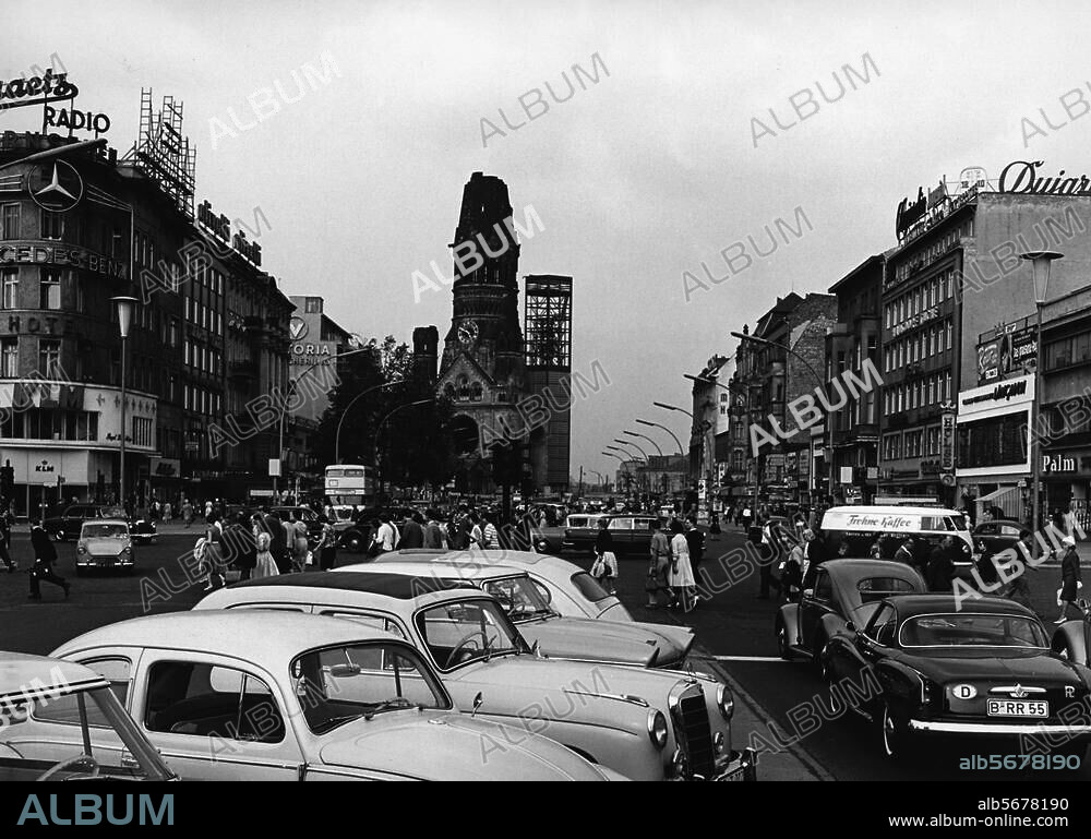Berlin-Charlottenburg, Kurfürstendamm. Straßenszene auf dem Kurfürstendamm / Ecke Joachimsthaler Straße; im Hintergrund die Kaiser-Wilhelm-Gedächtniskirche. Foto, 1961.