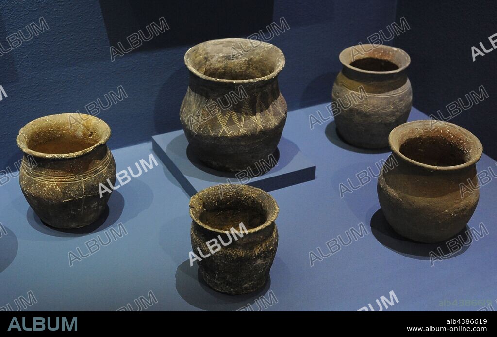 Cerámicas procedentes de tumbas de la Alta Edad Media. Biskupija. Vrlika-Zdus, Kasic-Razbojine. Necrópolis de Razbojine. Museo de los Monumentos Arqueológicos Croatas. Split. Croacia.