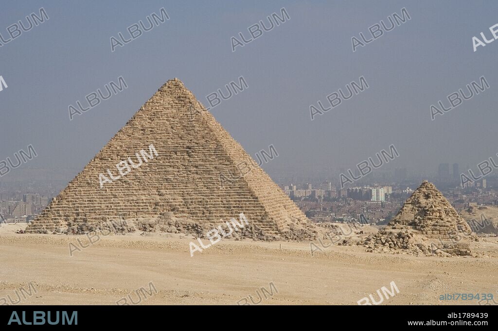 ARTE EGIPCIO. PIRAMIDE DE MICERINOS (MENKAURA). (2532-2504). Faraón del IMPERIO ANTIGUO de la IV DINASTIA. La menor de las tres pirámides, conocida por la "pirámide divina". La parte superior fue construida en piedra caliza y los cimientos y parte inferior con bloques de granito rosado debastados. Siglo XXVI a. C. A su izquierda tres pirámides satélite, posiblemente tumbas de reinas. Se cree que la primera y de mayores dimensiones perteneció a la reina Khameremebty (Khamerernebti). Necrópolis de El Giza. Egipto.