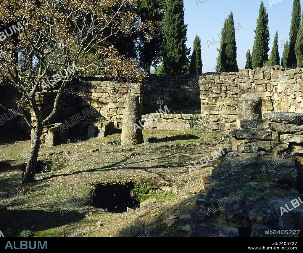 EPOCA IBERICA. ESPAÑA. POBLADO IBERICO DEL PUIG DE SANT ANDREU DE ULLASTRET. Vista de las ruinas de un edificio de diversas estancias, de probable uso ritual (siglo III a. C.). ULLASTRET. Provincia de Girona. Comarca del Baix Empordà. Cataluña.