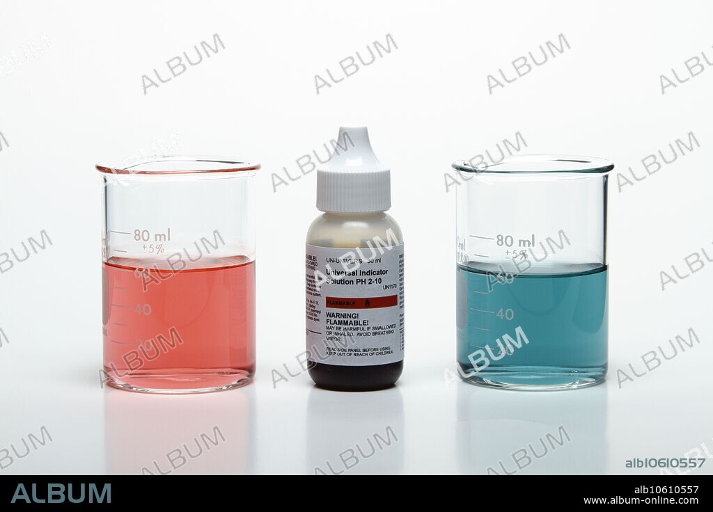 Universal indicator added to two beakers containing different solutions (left to right): acidic (vinegar), and alkaline (baking soda). The indicator changes the solution's colour, depending on it's pH.