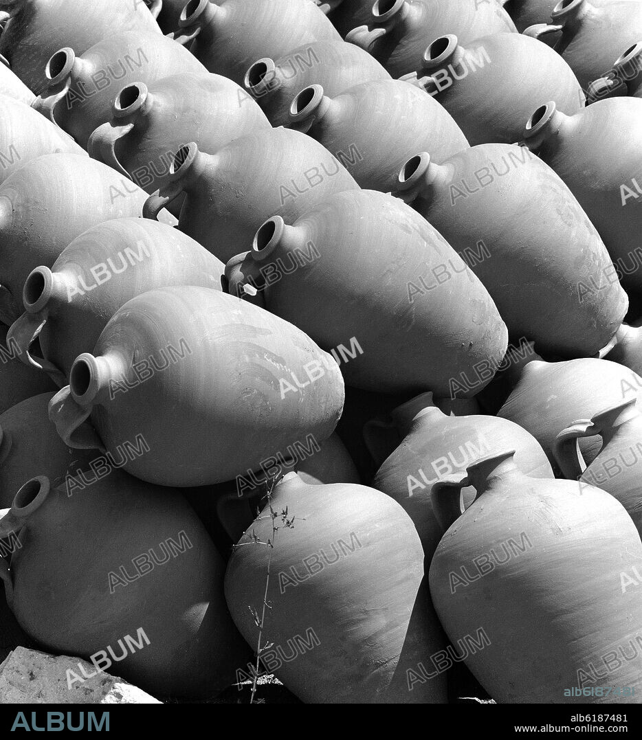 CANTAROS - FOTOGRAFIA EN BLANCO Y NEGRO - AÑOS 60.