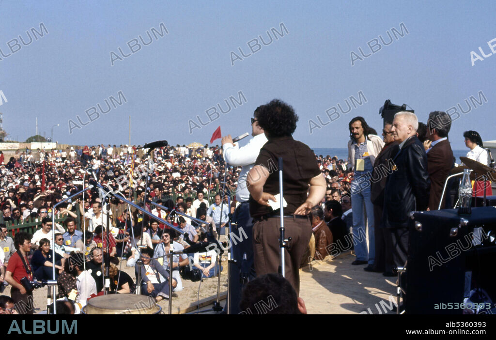 Gregorio López Raimundo (1914-2007), político comunista, y otros dirigentes del partido en la fiesta electoral del Partit Socialista Unificat de Catalunya - PSUC celebrada en el camping La Tortuga Ligera, de Gavà, el 8 de mayo de 1977, con más de 100.000 asistentes. Año 1977.