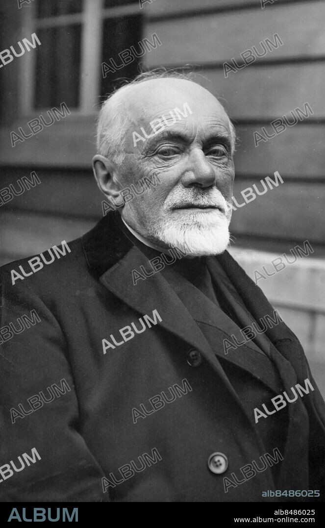 Orig. bildtext... Paris, 19 Avril 1927 Le Professeur Alfred Loisy, âgé de 70 ans, et ayant atteint sa vintième année de professorat, dont on vient de fèter le jubilé au Collège de France. Anm. Fransk teolog och religionshistoriker, 1857-1940 Skägg persons: Alfred Loisy sites: FRANKRIKE ;PARIS.