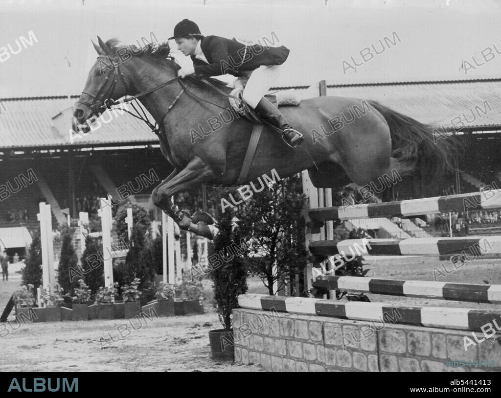 Clear All The Way -- On Prince Hal, leading show jumper Miss Pat Smythe makes a clear round to win the ladies Debutante jumping competition at the International Horse Show at White City Stadium, London, today (Monday). July 20, 1953. (Photo by Reuter Photo).