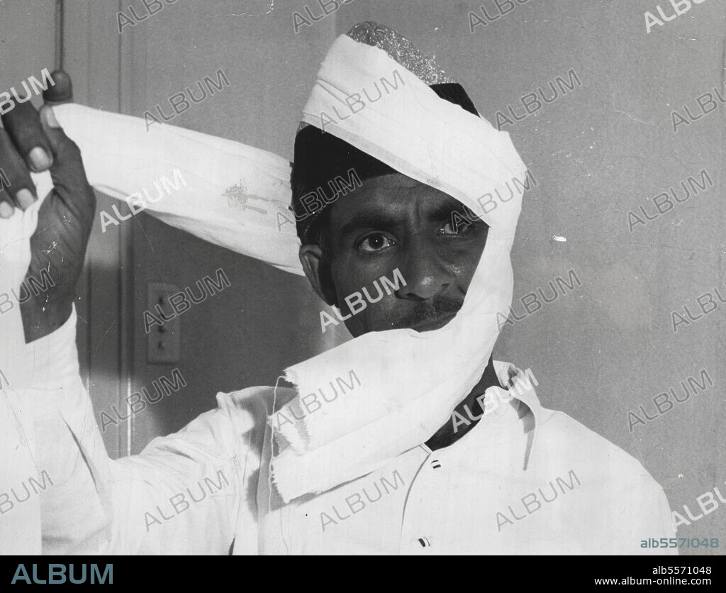 Yakub, the personal servant of the Pakistan people High Commissioner (now in Sydney) shows the correct way tomtie a "peacock turban". July 18, 1950.