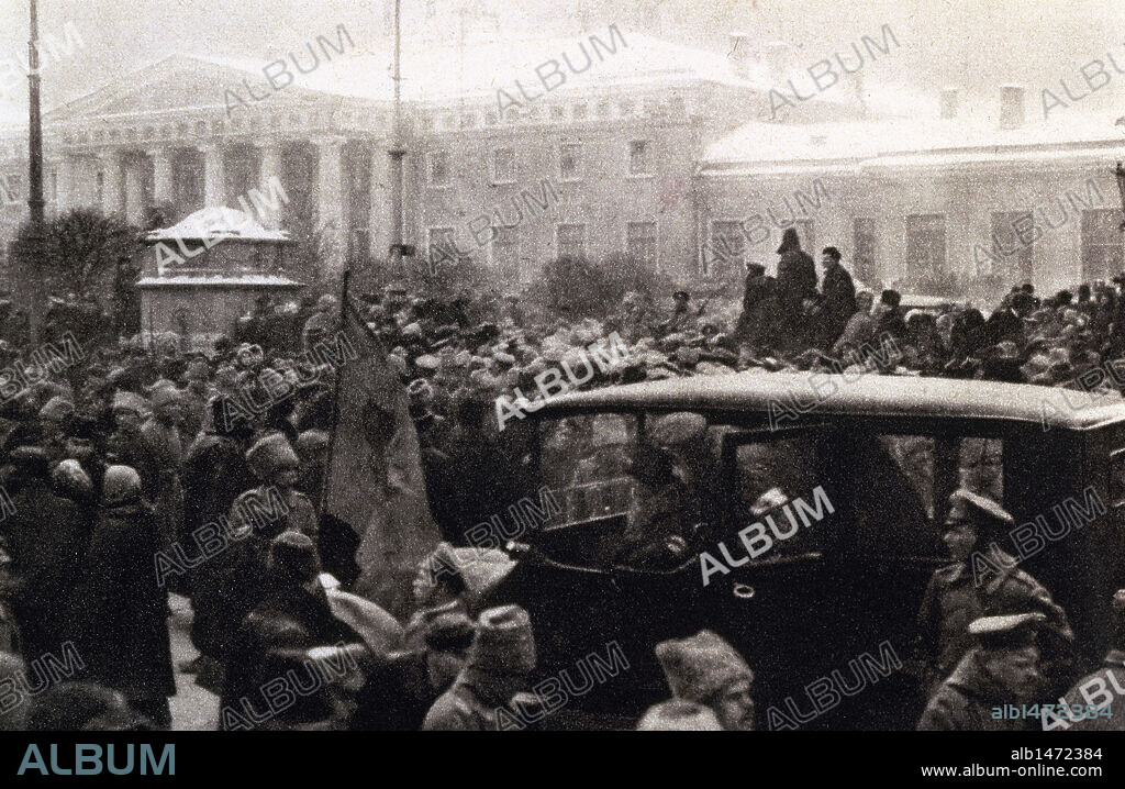 HISTORIA DE RUSIA. S. XX. REVOLUCION RUSA (octubre de 1917). Se designan así las dos revoluciones que estallaron paralelamente en Petrogrado. La primera consiguió la abdicación del Zar Nicolás II y la segunda la toma de poder bolchevique. "MANIFESTACION ANTE EL PALACIO TAURIDE EL 14 DE MARZO DE 1917 EN SAN PETERSBURGO".