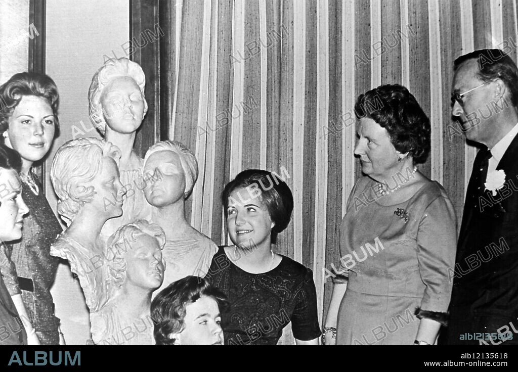 QUEEN JULIANA AND PRINCE BERNHARD AT 25TH WEDDING ANNIVERSARY IN AMSTERDAM ;. 21 APRIL 1962.