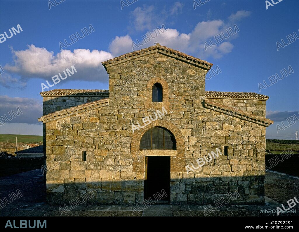 EXTERIOR DE LA IGLESIA DE SAN PEDRO DE LA NAVE - ARQUITECTURA VISIGODA - SIGLO VII.