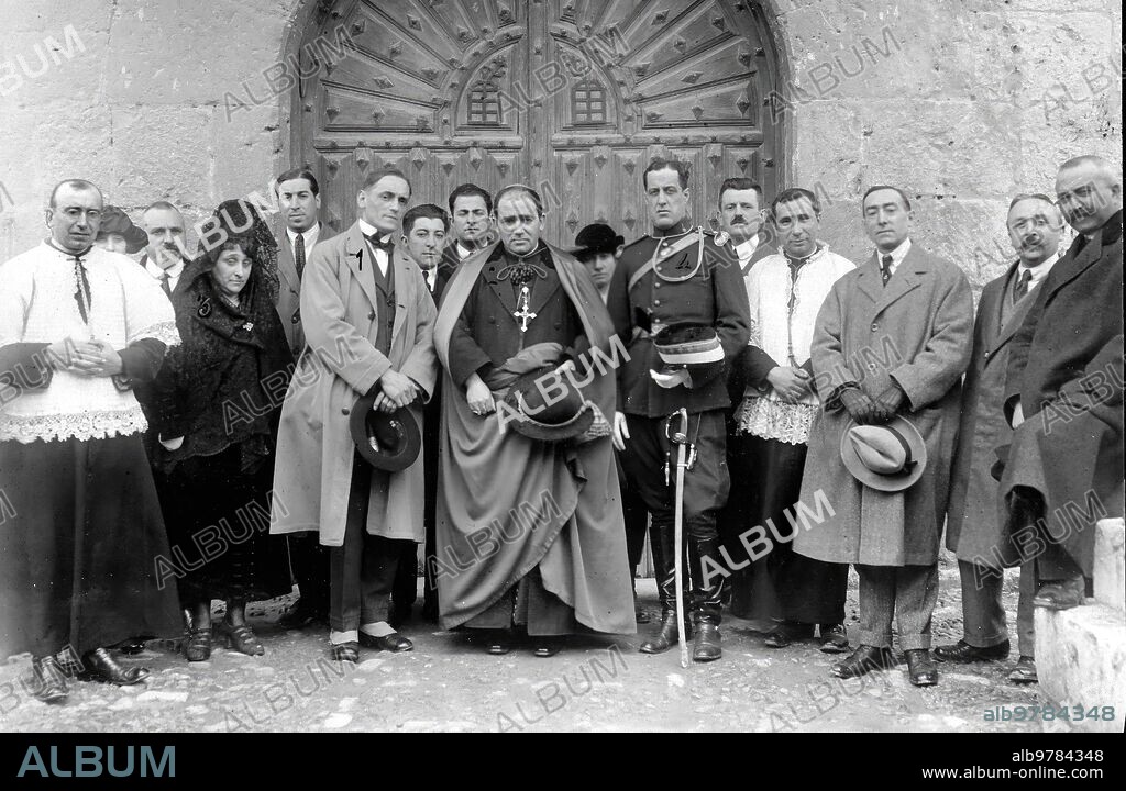 19 abril 1920. Valladolid. Bautizo de un Subdito Aleman. El Neofito D. Emilio Kubisa después de recibir el agua bautismal de Manos del obispo de Apolonia, Siendo Padrinos doña leticia Illera y D. Jm. De Uribe.