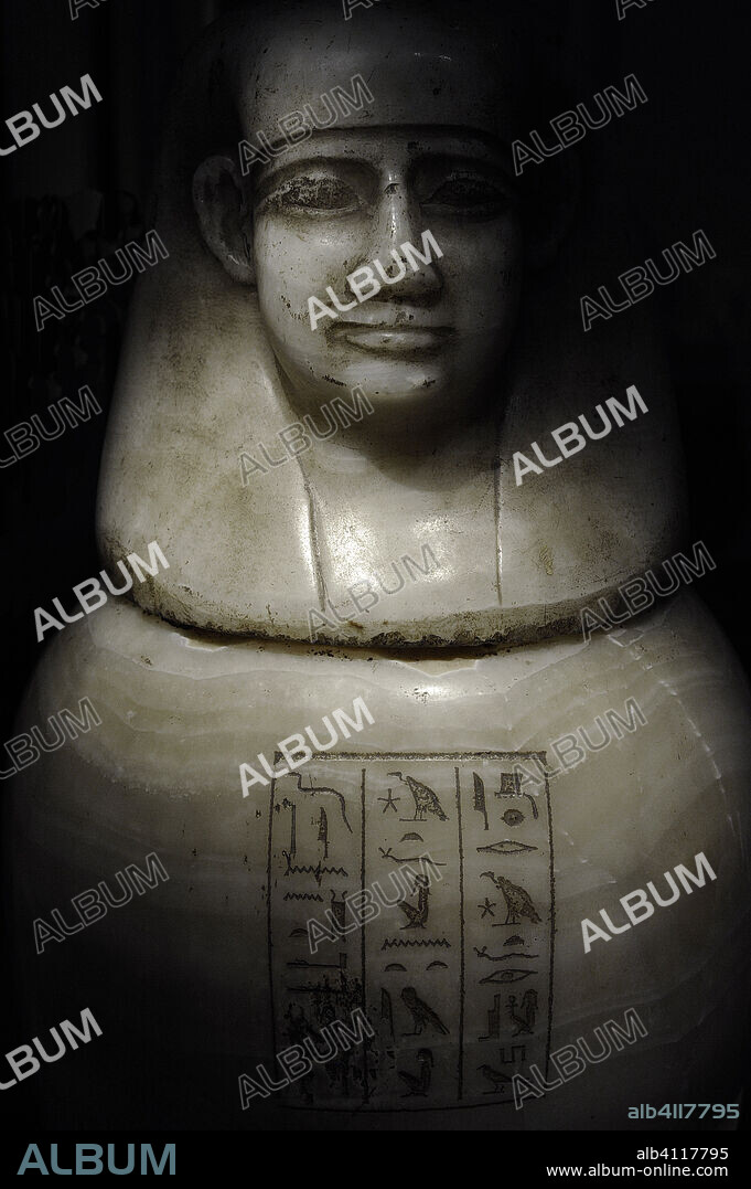 Vaso canopo de gran tamaño que contuvo las vísceras momificadas de un toro Mnevis, adorado como dios de la fecundidad y la fertilidad en Heliópolis. Alabastro. Baja Epoca. Dinastía XXVI. 664-332 a.C. La tapadera muestra la cabeza de Amset. Probablemente procede de Heliópolis, Bajo Egipto. Detalle. Museo Arqueológico Nacional. Madrid. España.