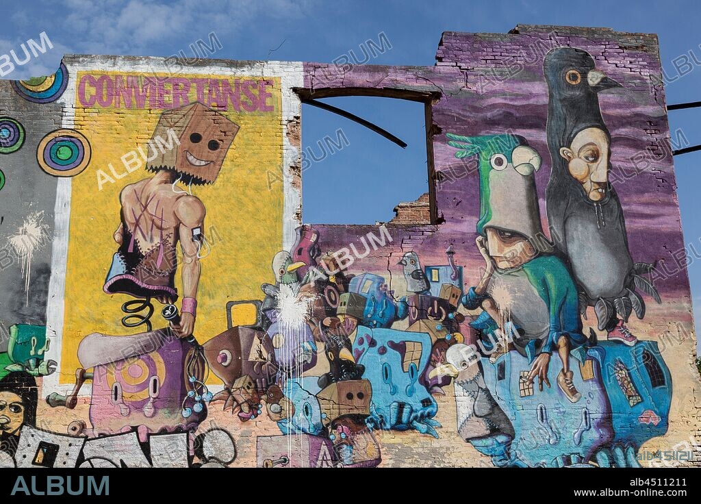 Pintura estilo cómic con varios personajes disfrasados y grotescos, graffiti mural, calle Venezuela, Poblenou, Distrito San Martin, Barcelona, en 2016.