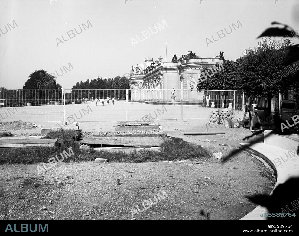 zu: Friedrich II. (der Große), König von Preußen (1740-86); 1712-1786. Potsdam, Gruft Friedrichs des Großen auf der Terrasse von Schloß Sanssouci. Instandsetzung der Gruft für die Überführung des Sarges von Burg Hohenzollern nach Potsdam 1991. Foto, 3.7.1991.