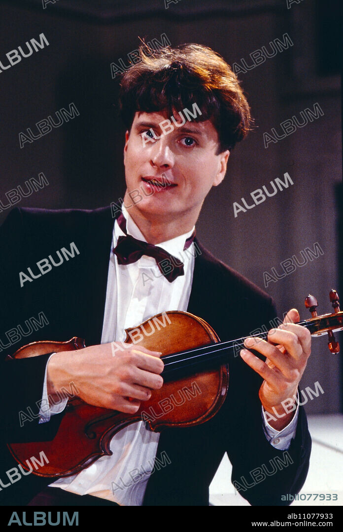 Michael Sens, German music cabaret artist, singer and violinist, portrait with violin, Germany, 1992.