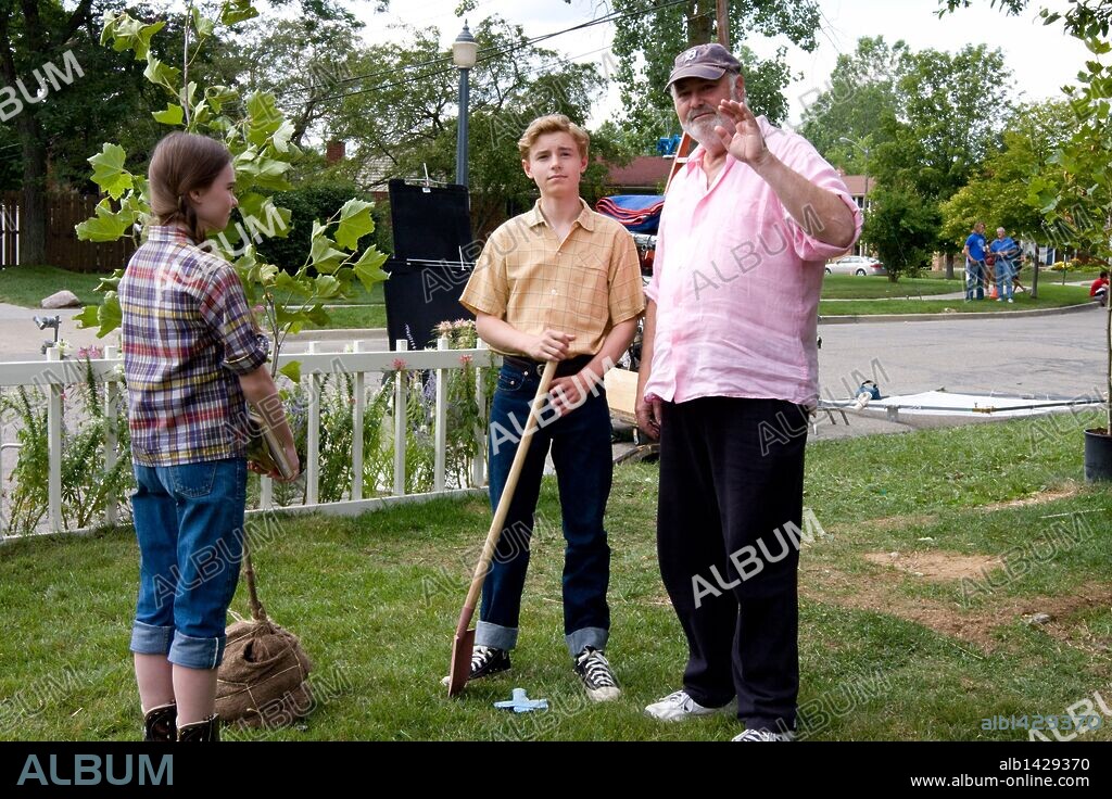 CALLAN MCAULIFFE, MADELINE CARROLL and ROB REINER in FLIPPED, 2010, directed by ROB REINER. Copyright CASTLE ROCK ENTERTAINMENT / GLASS, BEN.