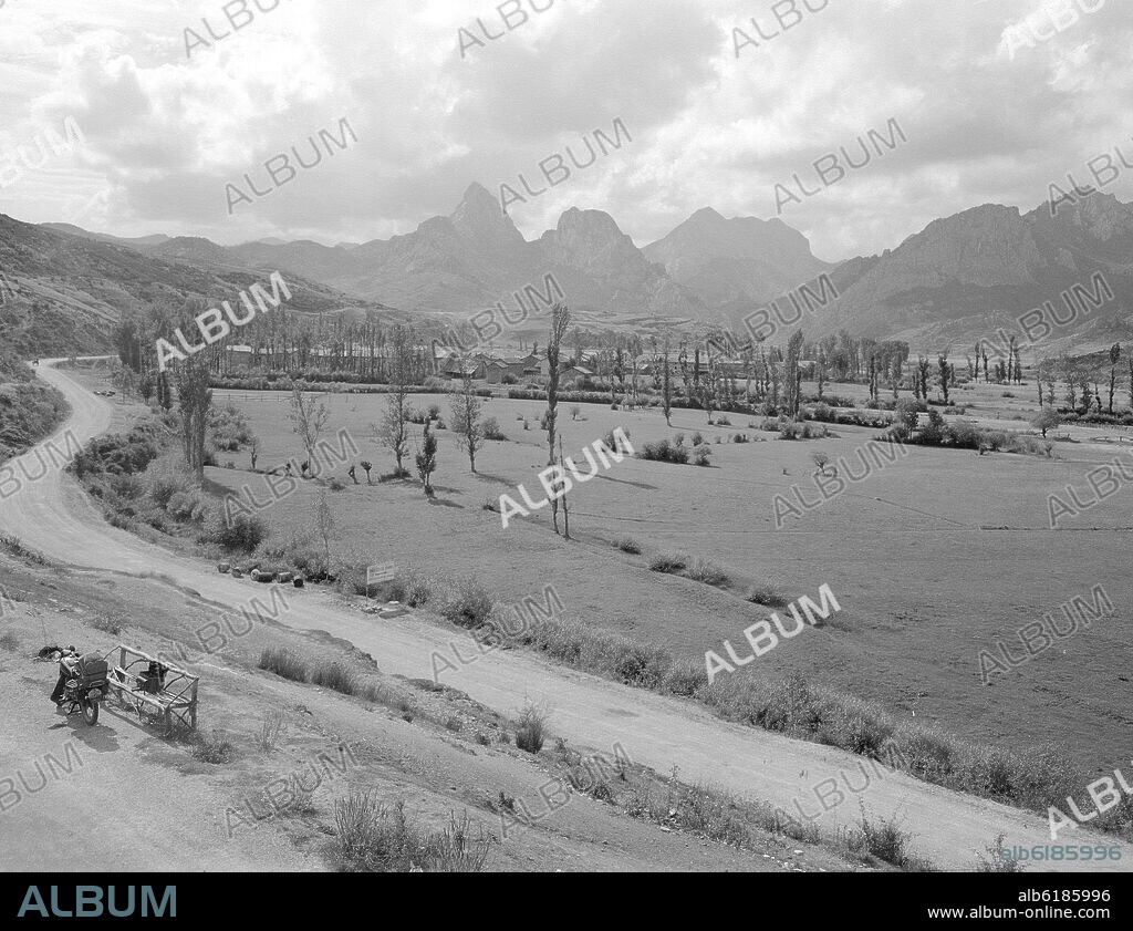 PANORAMICA DE LOS PICOS DE EUROPA DESDE EL ANTIGUO PARADOR DE RIAÑO - FOTOGRAFIA EN BLANCO Y NEGRO - AÑOS 50 -.