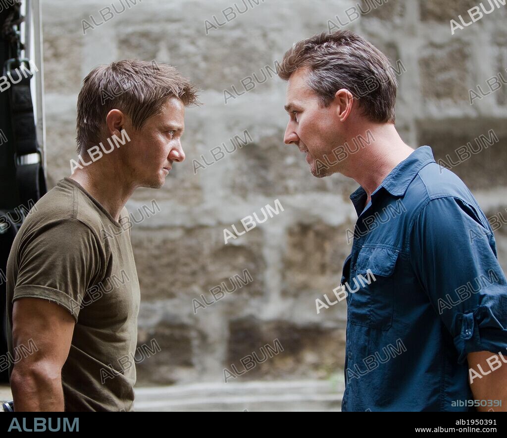 EDWARD NORTON and JEREMY RENNER in THE BOURNE LEGACY, 2012, directed by TONY GILROY. Copyright UNIVERSAL PICTURES.