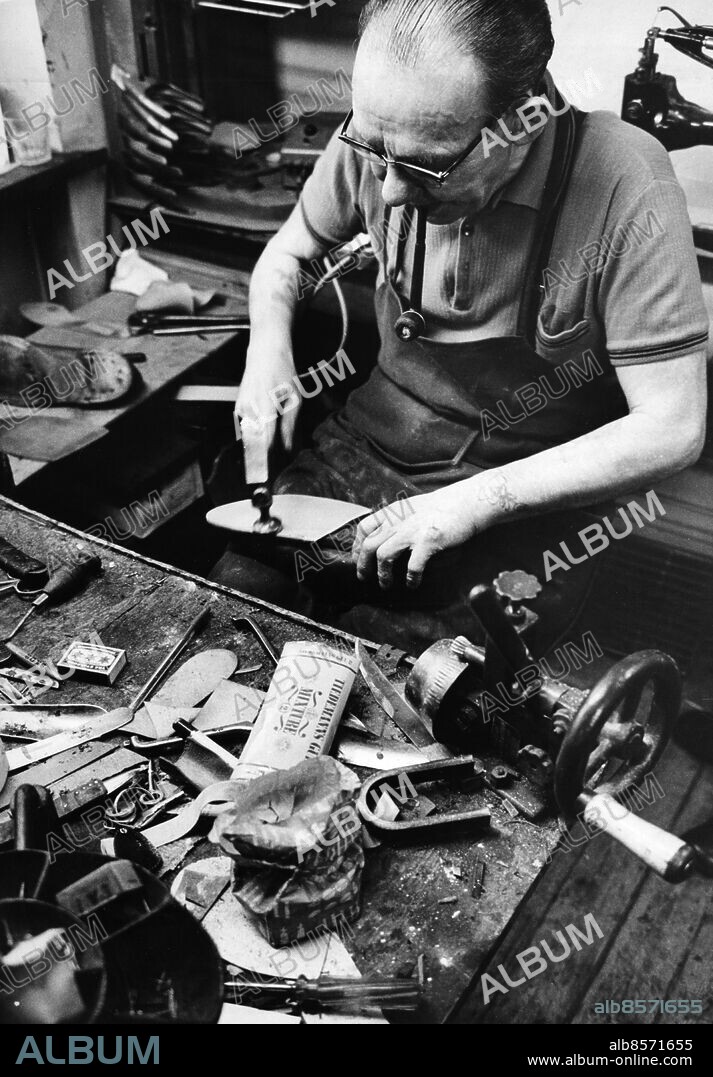 Skomakare skomakarmästare Ivar Nilsson i Malmö, 1971.. Foto: Bert Olsson / Sydsvenskan / IBL Bildbyrå. *** Local Caption *** A shoemaker in his workshop, Malmoe, Sweden 1971.