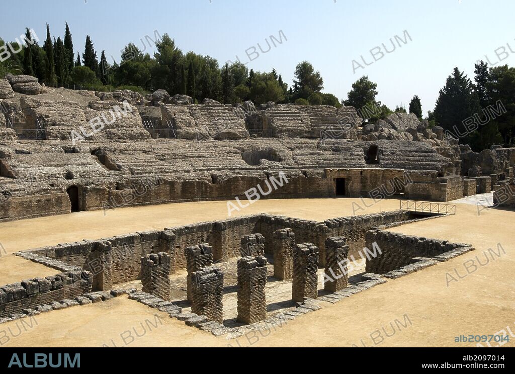 ARTE ROMANO. ESPAÑA. ITALICA. Ciudad fundada hacia 206 a. C., por iniciativa de Cornelio Escipión. Vista parcial del ANFITEATRO, ubicado en la zona Nova Urbs, es uno de los mayores del Imperio Romano. Santiponce. Provincia de Sevilla. Andalucia.