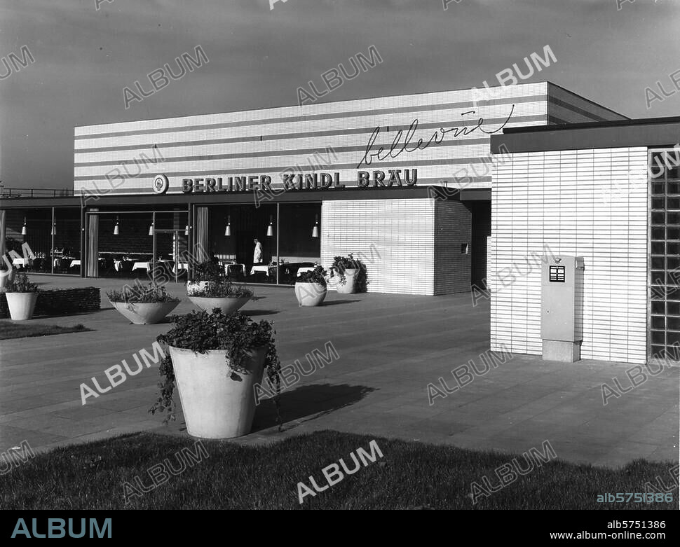Berlin-Tiergarten, Hansa-Viertel, Ladenzentrum mit Kino und Restaurant, Altonaer Str. 20-22. (Objekt 11 der "Internationalen Bauausstellung 1957", Arch.: Ernst Zinsser und Hansrudolf Plarre). Blick auf das Restaurant. Foto, undat.