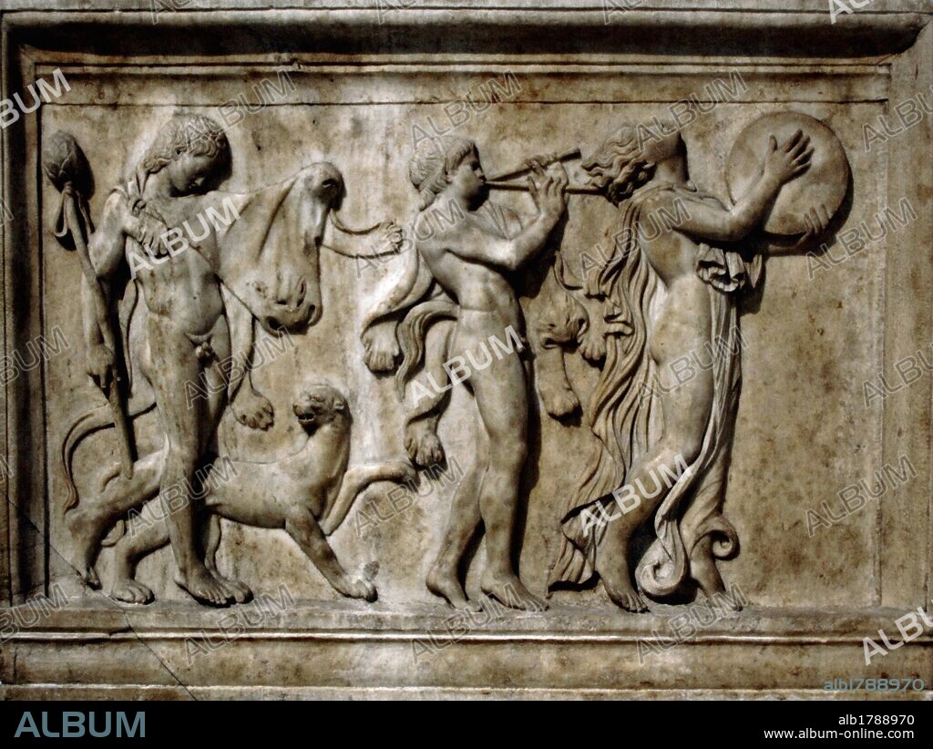 ARTE ROMANO. ITALIA. S. II. Relieve de mármol que representa a una MENADE CON DOS SATIROS EN UNA PROCESION DIONISIACA. La ménade toca el PANDERO y el sátiro que la sigue la FLAUTA DOBLE. El otro sátiro lleva un TIRSO, símbolo asociado con Dioniso, y le acompaña una PANTERA. Fechado hacia el año 100 d. C, fue realizado durante el período romano pero las figuras derivan de originales áticos del s. IV a. C.. Localizado en la Villa Quintiliana en la Via Apia. Roma. Museo Británico. Londres. Inglaterra. Reino Unido.