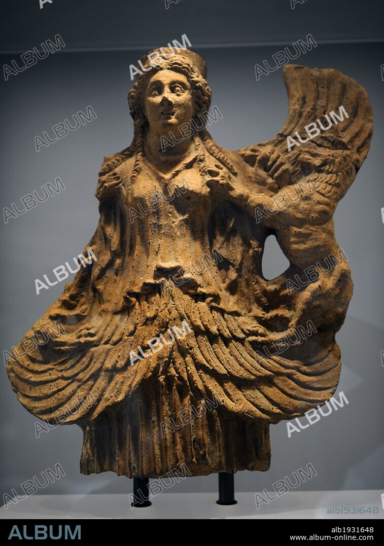 ARTE GRIEGO. ARCAICO. GRECIA. Imagen de una diosa alada, que domesticó a los animales salvajes. En este caso a dos leones. Se introdujo en Grecia e Italia en el S. VIII a. C. por mercaderes y artesanos itinerantes. Museo Carlsberg Glyptotek. Copenhague. Dinamarca. Norte Europa.