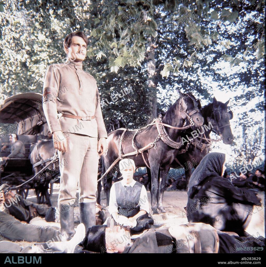 JULIE CHRISTIE und OMAR SHARIF in DOCTOR ZHIVAGO, 1965, unter der Regie von DAVID LEAN. Copyright CARLO PONTI/MGM.
