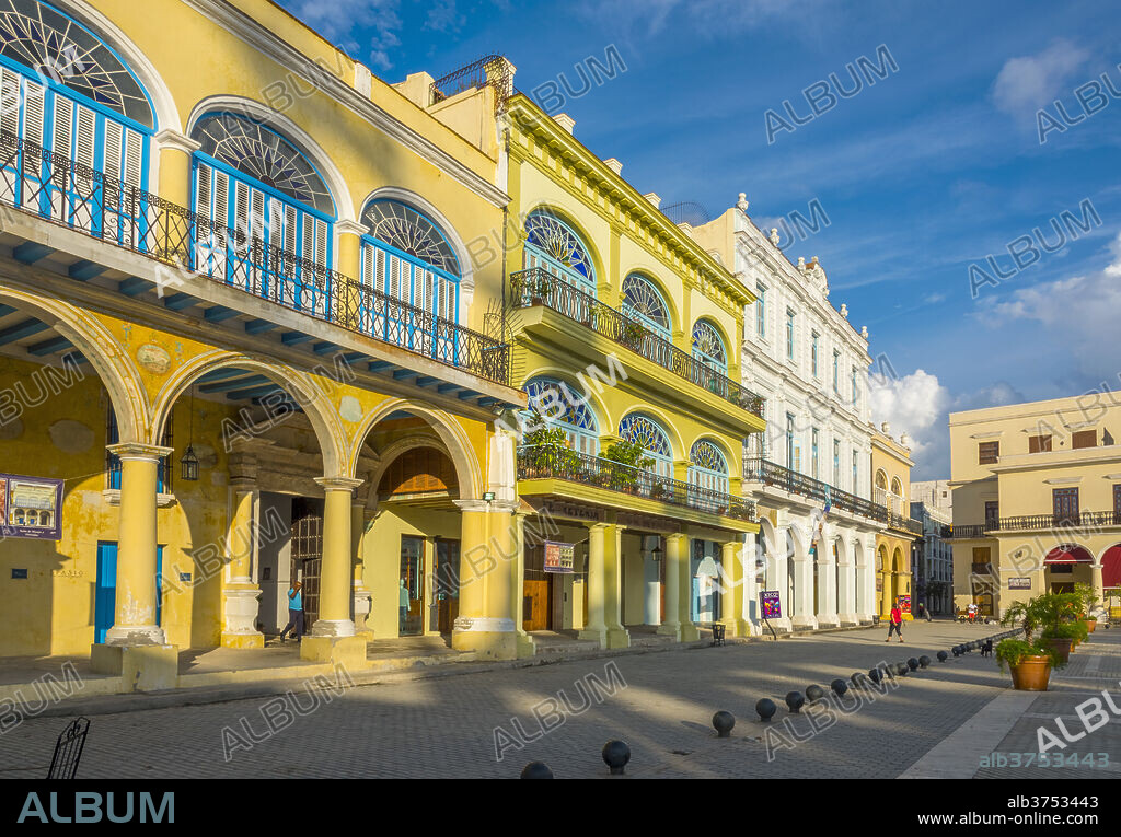 Plaza Vieja, La Habana Vieja (Old Havana), UNESCO World Heritage Site, Havana, Cuba, West Indies, Caribbean, Central America.
