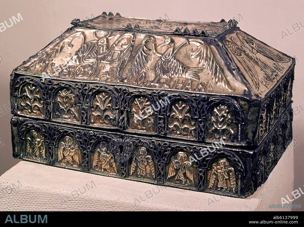 ARQUETA DE SAN GENADIO - RELICARIO DE ALFONSO III EL MAGNO- AÑO 866-910-TALLER DE GAUZON-PLATA DORADA-30,3 CM LARGO.