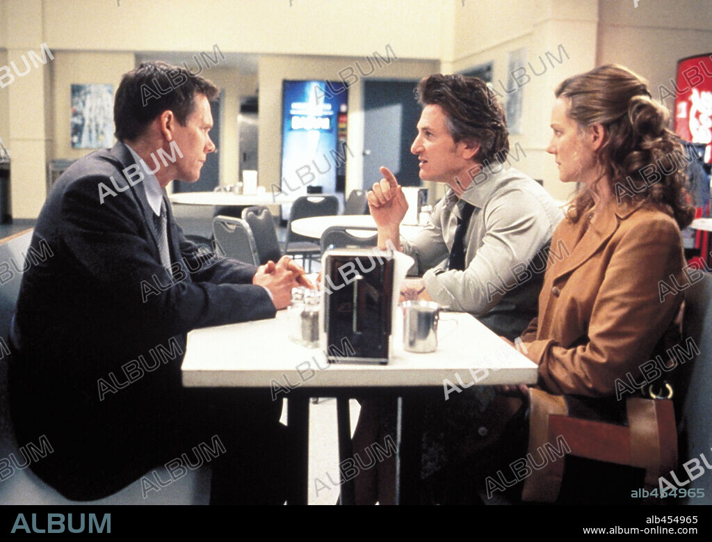 KEVIN BACON, LAURA LINNEY und SEAN PENN in MYSTIC RIVER, 2003, unter der Regie von CLINT EASTWOOD. Copyright WARNER BROS. / WALLACE, MERIE W.