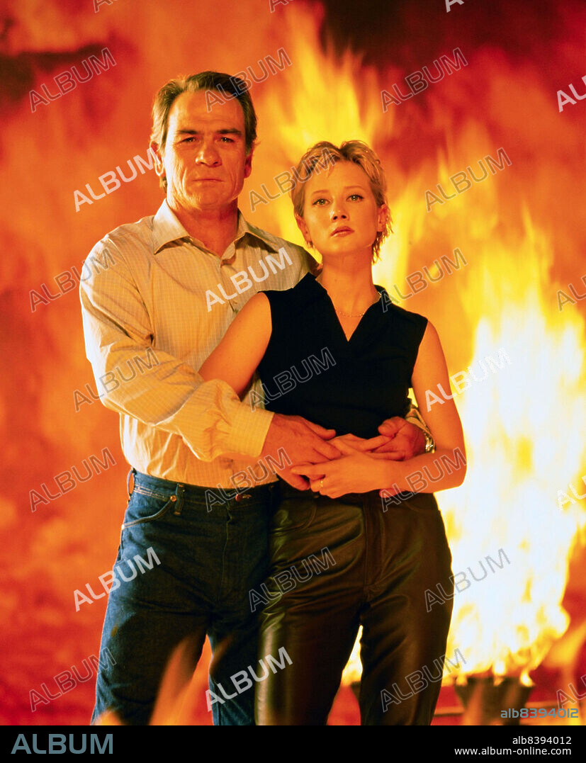 ANNE HECHE and TOMMY LEE JONES in VOLCANO, 1997, directed by MICK JACKSON. Copyright 20TH CENTURY FOX.