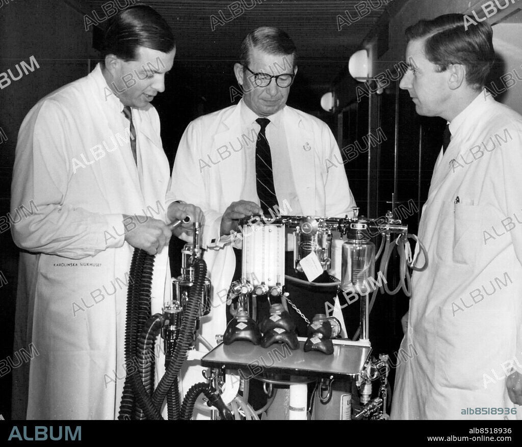 Stockholm 1964-04-12. Fr. v. docent Olof Norlander, professor Frank Gerbode och docent Per-Olof Barr vid en Engströms-respirator på thoraxkliniken. En helt ny typ av hjärt-lungmaskin, där blodet och aldrig kommer i direkt kontakt har utarbetats på den berömda hjärtkirurgiska klinik vid Presbyterian Medical Center i San Francisco, där professor Frank A. Gerbode är chef. Man har använt den vid djurexperiment och man är nu mycket nära att kunna tillämpa metoden på människor. Foto: Jan Björsell / SvD / TT / kod 12014.