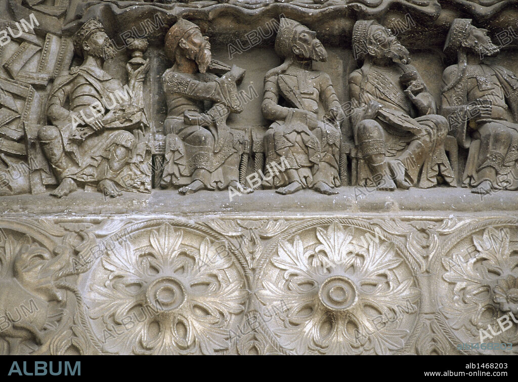 ARTE ROMANICO. FRANCIA. ABADIA DE SAN PEDRO DE MOISSAC. Detalle de los 24 ancianos del Apocalipsis del Tímpano (siglo XII). Moissac. Tarn-et-Garonne.