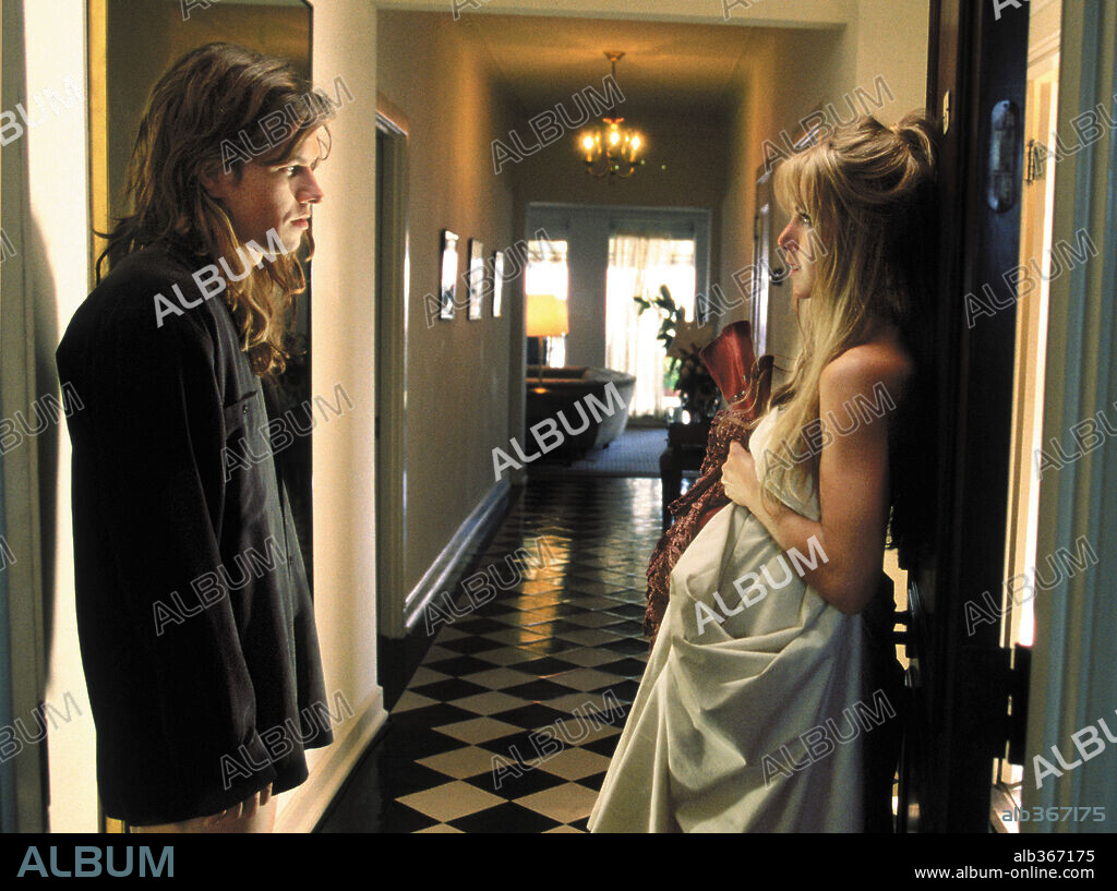 JENNIFER ANISTON and MARK WAHLBERG in ROCK STAR, 2001, directed by STEPHEN HEREK. Copyright WARNER BROS. PICTURES.