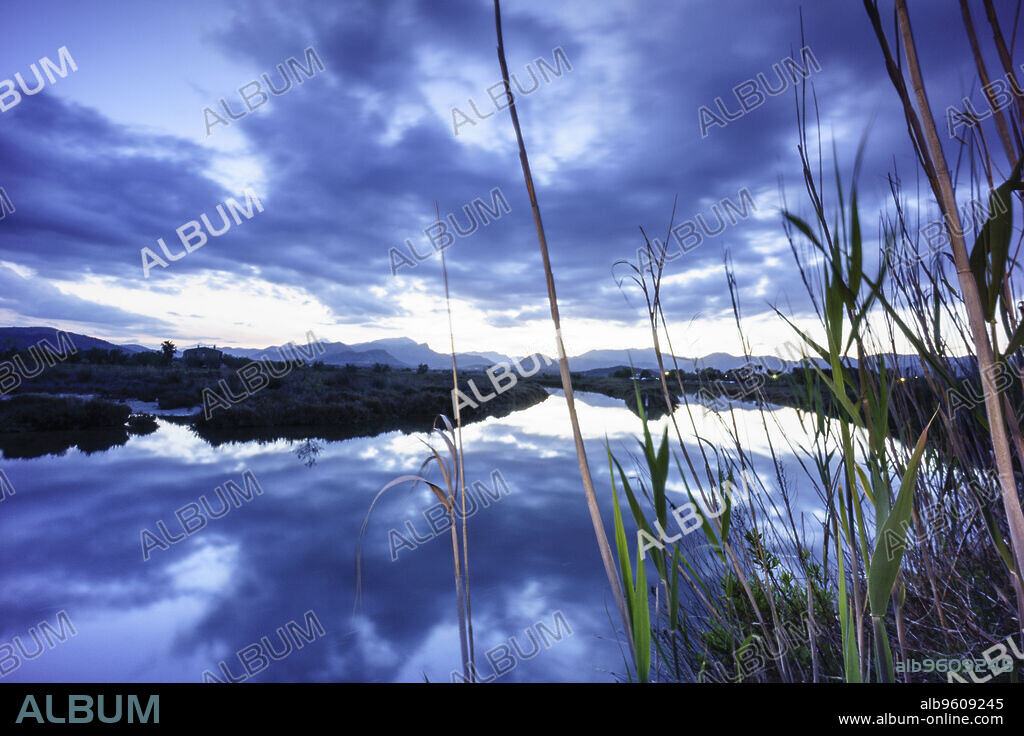 Es Grau, con la silueta de la sierra de tramuntana al fondo, Reserva natural de l'Albufereta, Pollença, Mallorca, Islas Baleares, Spain.