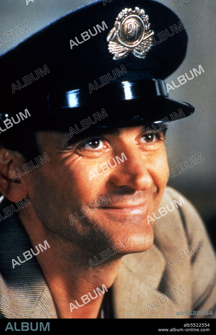 MASSIMO TROISI en EL CARTERO Y PABLO NERUDA, 1994 (IL POSTINO), dirigida por MICHAEL RADFORD. Copyright BUENA VISTA.