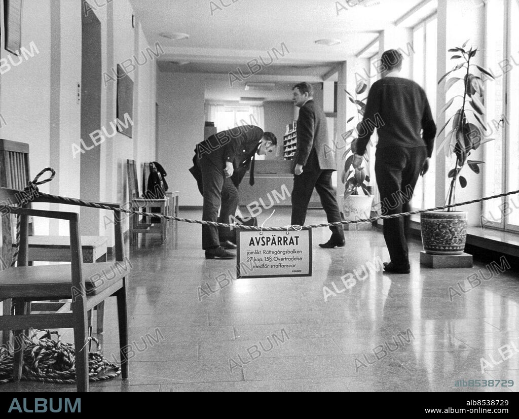 Söderhamn 1967-03-01. Tingshusets lokaler avspärrade medan undersökningar pågår på brottsplatsen efter dödsskjutningen av fyra personer vid en förhandling i ett tvistemål i Sydöstra Hälsinglands tingshus. Foto: Lennart Nygren / SvD / TT / kod 12014.