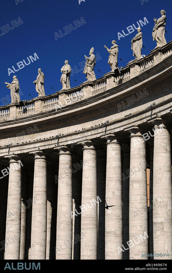 ARTE BARROCO. CIUDAD DE EL VATICANO. GRAN COLUMNATA de la Plaza de San Pedro, obra de BERNINI (1657), rematada con 140 estatuas de santos.