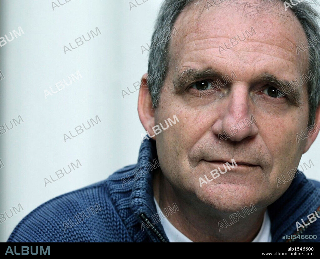 CARLES BOSCH en BICICLETA, CUCHARA, MANZANA, 2010 (BICICLETA, CULLERA, POMA), dirigida por CARLES BOSCH. Copyright TVE.