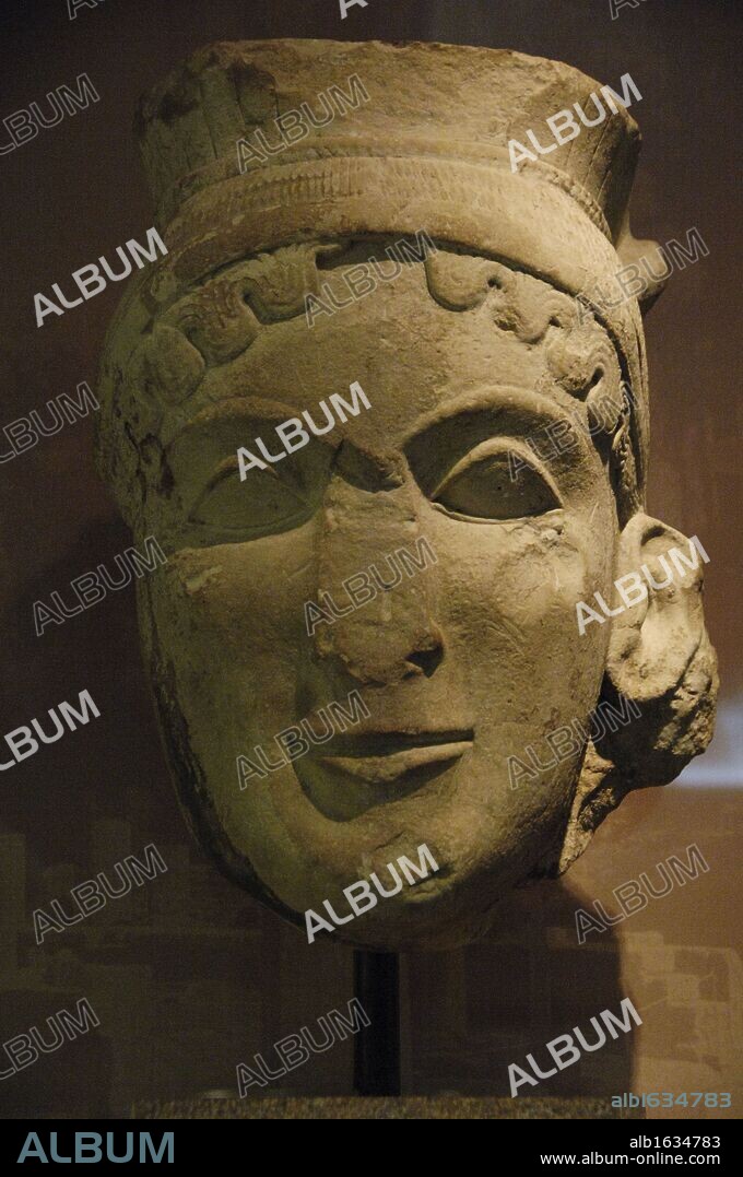 ARTE GRIEGO. GRECIA. CABEZA COLOSAL DE MUJER en piedra caliza. No se sabe con certeza si perteneció a una estatua de culto de la diosa Hera o a una esfinge que formaba parte del acroterion de un templo arcaico. Museo Arqueológico de Olimpia. Provincia de Ilía. Región del Peloponeso. Grecia.
