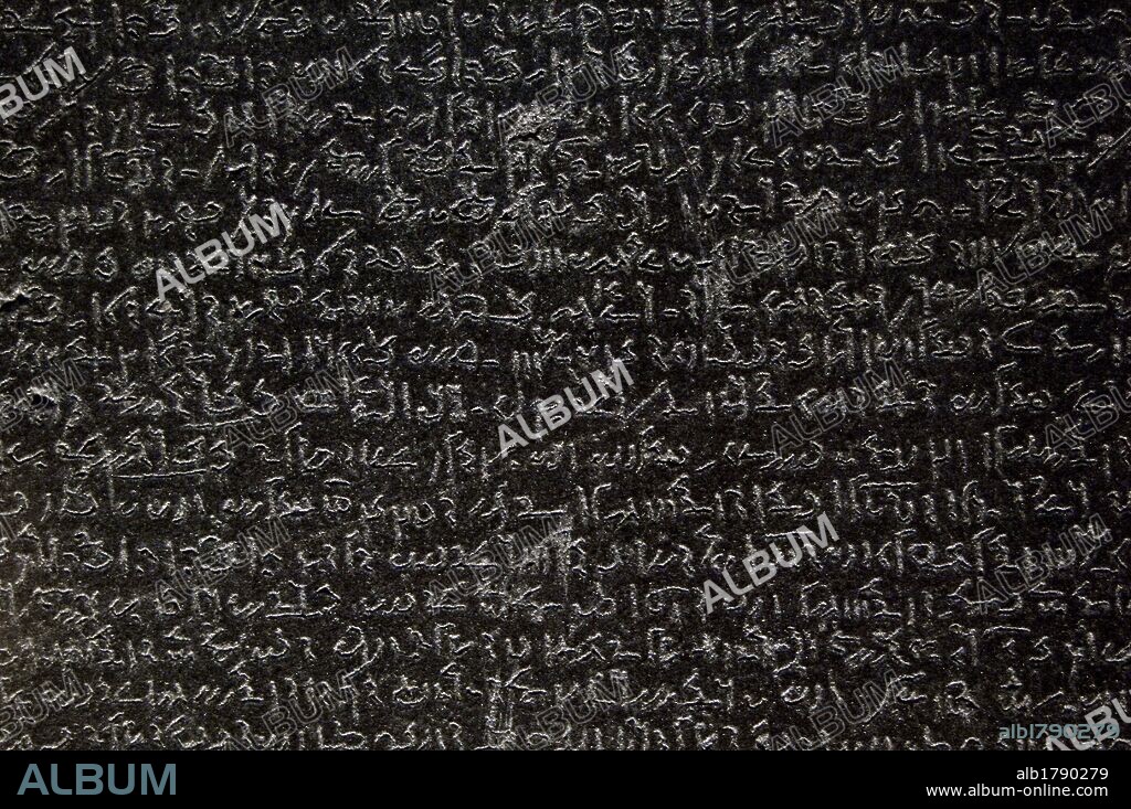 LA PIEDRA DE ROSETTA. Fragmento de una estela de granito negro con una inscripción en diferentes lenguas de un decreto del faraón Ptolomeo V Epifanes. Detalle de ESCRITURA DEMOTICA, escritura cotidiana de los egipcios cultos. Fue descubierta en 1799 y constituyó una pieza clave para empezar a descifrar los jeroglíficos egipcios antiguos. La estela estaba situada en un templo, probablemente de la ciudad de Sais, cerca de Rashid (Rosetta). EPOCA PTOLEMAICA (s. III-II a. C.). Museo Británico. Londres. Inglaterra. Reino Unido.