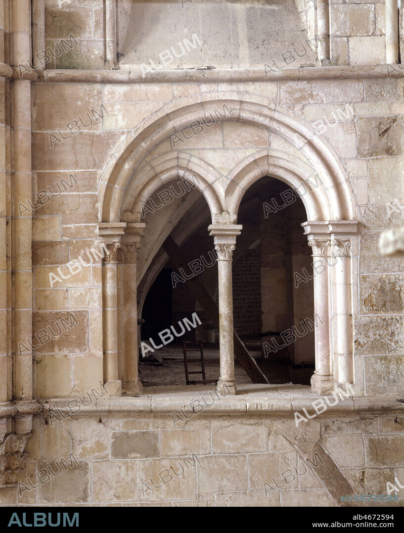Arcatures de tribunes de la basilique Sainte Marie-Madeleine a Vezelay. Chef-d'½uvre d'architecture romane du XIIeme siecle, la basilique fut renovee par Viollet-le-Duc a partir de 1840;elle figure sur la première liste des monuments historiques de 1840.Credit: Photo Migny/KHARBINE-TAPABOR.