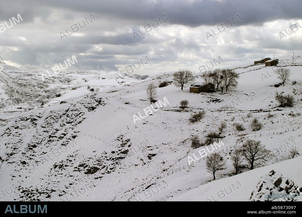 Puerto de Alisas (cerca de Arredondo); montaña en invierno (Cordillera de Cantabria).