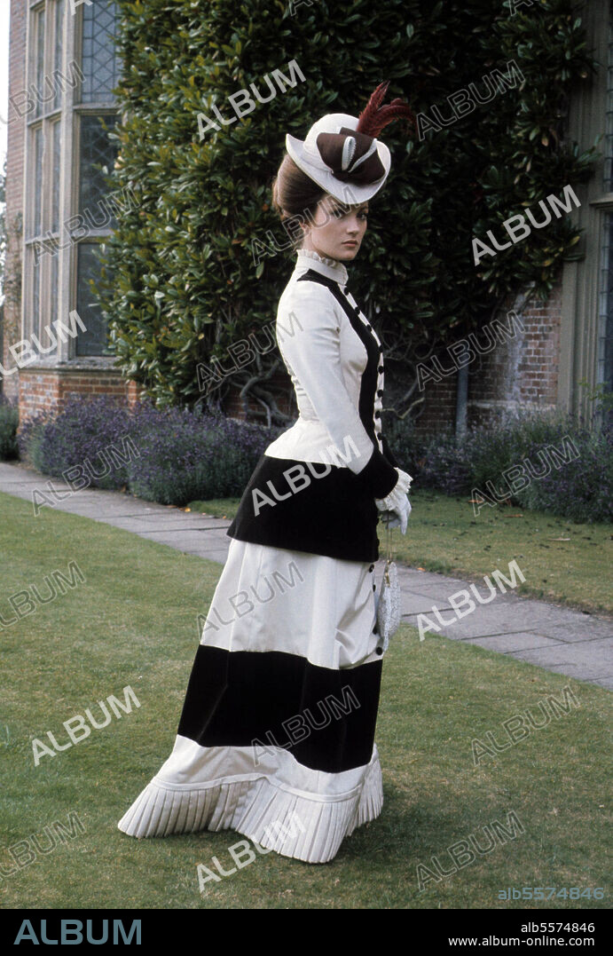 JANE SEYMOUR en LAS CUATRO PLUMAS, 1978 (THE FOUR FEATHERS), dirigida por DON SHARP. Copyright TRIDENT FILMS.