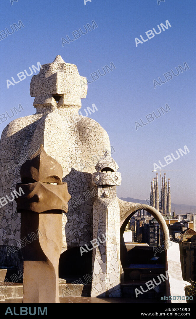 Casa Milá o Pedrera (Gaudí), terrado y chimeneas con Sagrada Familia al fondo.